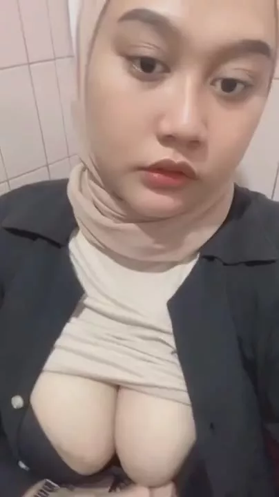 Jilbab Di WC Kantor