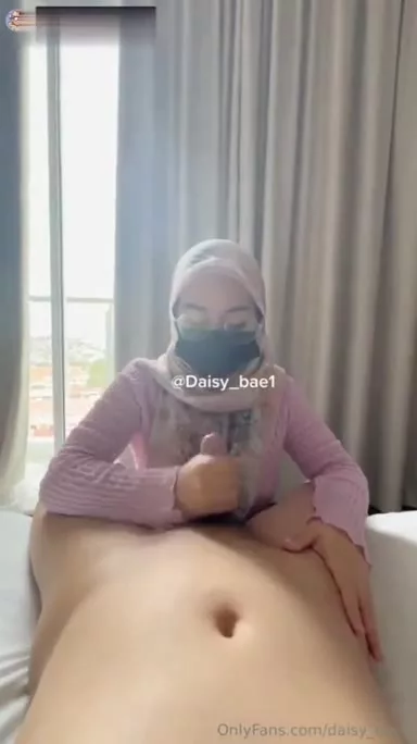 Binor Hijaber Dientot Dekat Jendela