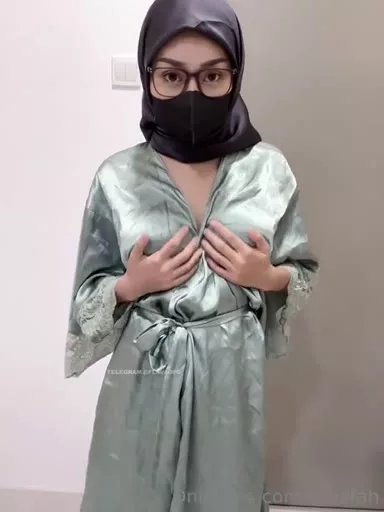 Hijab Hitam Cantik Pamer Tubuh